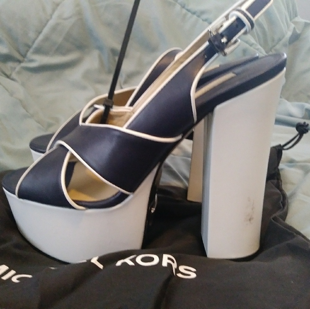 Michael Kors navy wedges - Picture 2 of 3